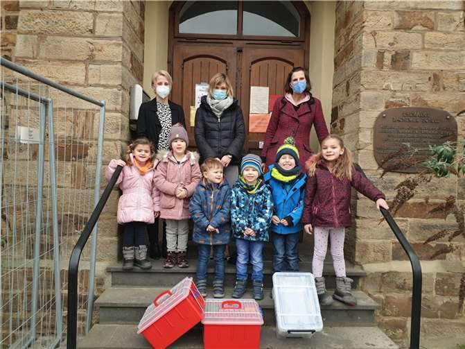 Links Anja Thilmann, Nadine Sonntag, Dr. Sylvia Brathuhn und eine Gruppe Kinder aus der Übergangsunterkunft der Rappelkiste. Foto: privat