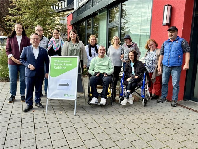 Links Anne Ziegert, 2.v.l. Stephan Wefelscheid, 5.v.l. Isabel Hoffmann (Zuständig für Case Management für Menschen mit erworbener Hirnschädigung bei der Stiftung Scheuern), zusammen mit Teilnehmern des „NeuroRaum“. Foto: Claas Osterloh