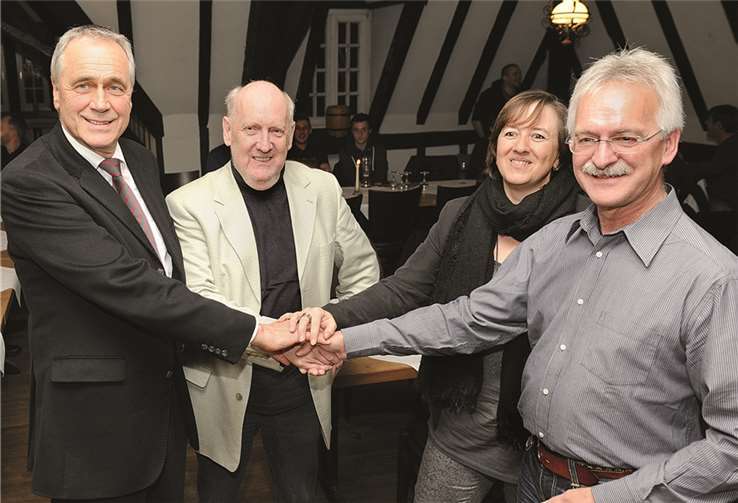 (Links) Dr. Josef Meyer, Christa Jerrentrup, Maternus Fiedler gratulieren dem neuen Vors. Lothar Finke (Mitte).  FIX