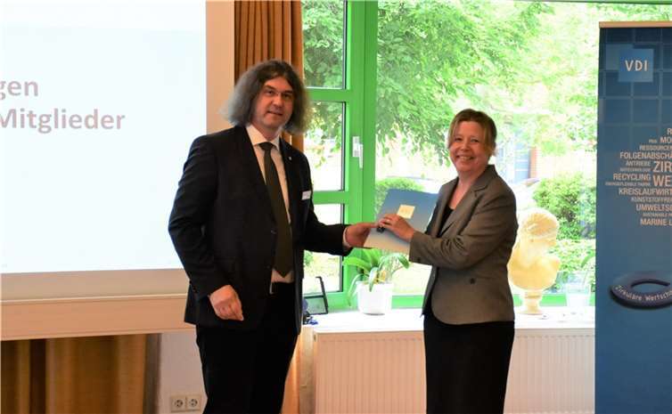 Links: Dr. Thomas Kinsky, rechts: Dipl.-Ing. Anja Langenbahn. Foto: VDI