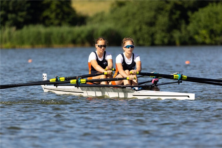 Links Freya Zipper, rechts Johanna Gerlach bei ihrem 3000m Rennen. 