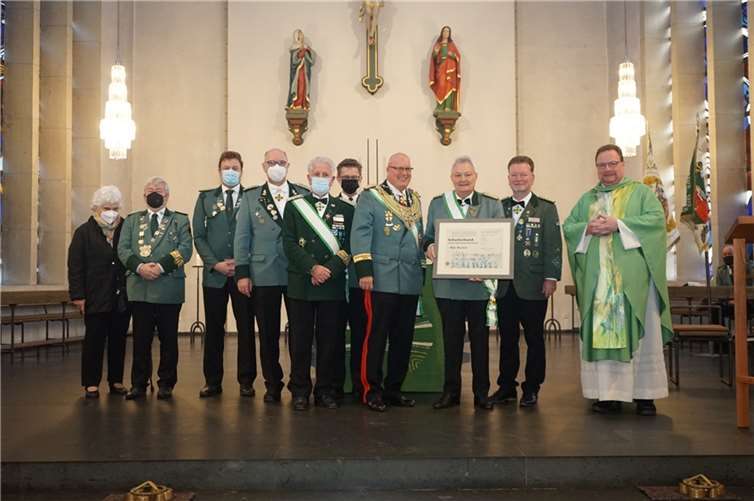 Links: Hildegard Vetterling, Hubertus-Schütze Udo Enders. Hintere Reihe: Andreas Zündorf, Peter Horst, Michael Pfannkuch. Vordere Reihe von links nach rechts: Dietmar Vetterling, Diözesanbundesmeister Robert Hoppe, Brudermeister Walter Honerbach, stellv. Diözesanbundesmeister Tobias Kötting, Präses der Bruderschaft Pfarrer Bernhard Dobelke. Foto: privat