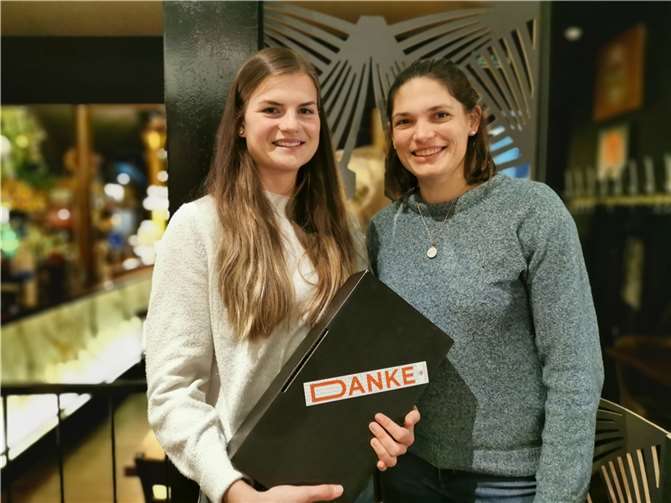 Links Katja Nolden, rechts Sabrina Pohl Abteilungsleitung.  Foto: privat