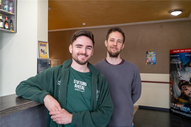 Links: Nick Falkner (Gründer und ehrenamtlicher Gf., Stiftung Ahrtal), rechts: Jurij Stroeve (Inhaber Kino-Center Rhein-Ahr).