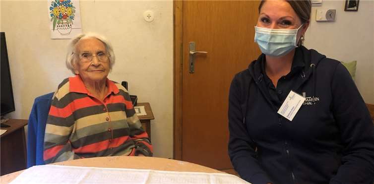 Links Patientin Frau Helene Hoffmann, rechts Pflegeexpertin Stefanie Klein – natürlich mit Maske. Foto: SD
