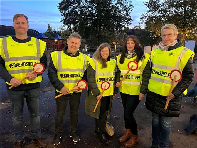 Links: Stefan Pohl, daneben: Thomas Wiktorin, rechts: Susann Südhof, dazwischen: zwei mitwirkende Mütter der KGS). Foto: privat