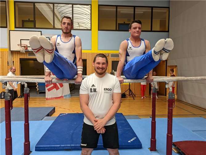 Links Vizemeister Benedikt Juchem, rechts RLP-Meister Kevin Henschel und in der Mitte Trainer Daniel Wagenleitner.  Foto: Turngesellschaft