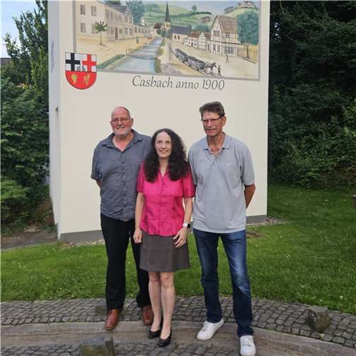 Dr. Susanne Lux übernimmt die Geschicke in Kasbach-Ohlenberg Links: Wolfgang Wißmann, 1. Beigeordneter, Mitte: Bürgermeisterin Dr. Susanne Lux, rechts: Wolfgang Fröhlich, Beigeordneter
