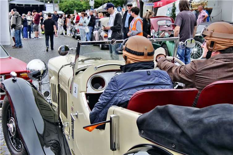 Links abbiegen für die Rallye in die Eifel zeigt hier ein Morris aus dem Jahr 1934 an.
