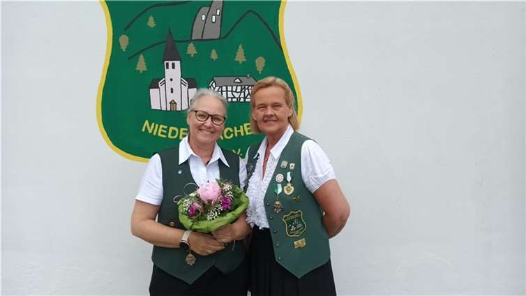 Links die neue Liesel Karin Löllgen, rechts ihre Vorgängerin Brigitte Hopp. Fotos: privat