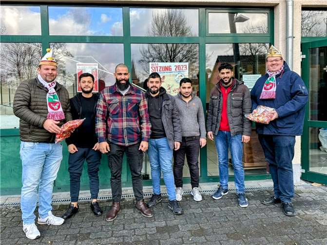 Links im Bild: 1. Vorsitzender der KG, Michael Frings, rechts im Bild: KG-Geschäftsführer: Andreas Nagel, mit syrischen Flüchtlingen und Security-Mitarbeiter.  Foto: Jonathan Frings