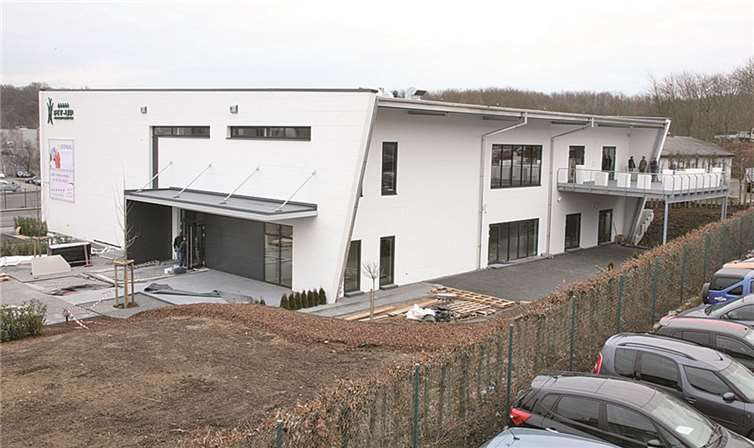 Links im Bild der Eingangsbereich und rechts die Cafe-Terrasse sowie höher gelegen der Außenbereich des Sauna- und Wellnesskomplexes.