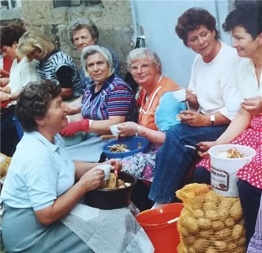 „Et üschte Kröbbelchje für de Schirmherr Heinrich Pickel“ Links sieht man Hildegard ehemals beider Schälarbeit mit vielen Kottenheimer Frauen.
