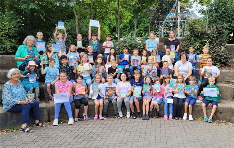 Links unten: Anne Mertens, langjähriges Mitglied des Büchereiteams, links Mitte: Anjo Närdemann, Rektorin, obere Reihe, 2. Von rechts: Monika Gemmerich, ganz rechts: Emel Tekin, mittlere Reihe, 2.von rechts: Daniela Hoffmann, ehemalige Leiterin des Büchereiteams. Foto: privat