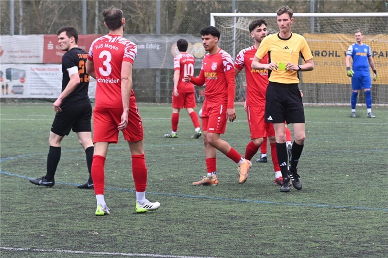 Linksverteidiger Tim Schneider (links mit der Nummer drei) zog sich in Argenthal eine schwere Knöchelverletzung zu und wird dem TuS Mayen zum Auftakt der Relegation fehlen. Foto: SK