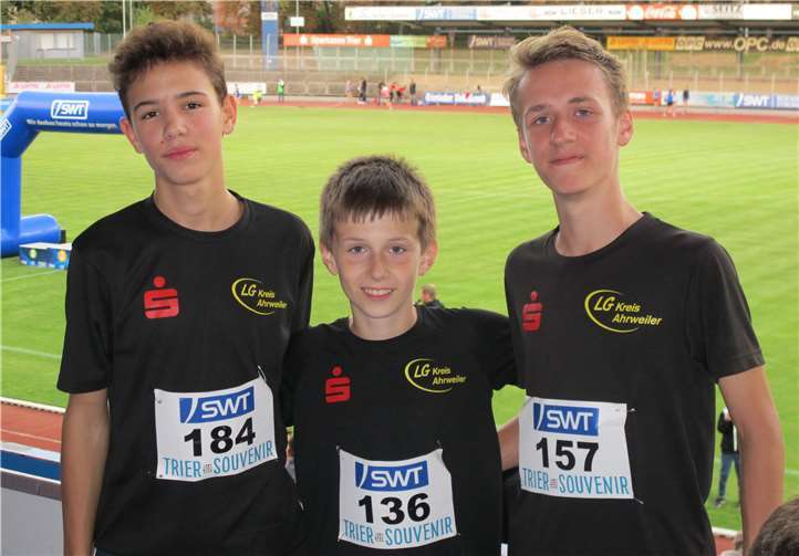 Lino Albrecht mit Kilian und Raphael Jüris beim Flutlichtmeeting in Trier (v.l.). privat