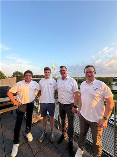 Linus David (2.v.l.) fährt zur Ruder-WM nach Kanada. Stolz auf seine Leistung sind auch (v.l.n.r.) Christoph Grzembke, 1. Vorsitzende des GTRV, Bürgermeister Peter Jung und Stefan Kunz, 2. Vorsitzender des GTRV.  Foto: Peter Jung