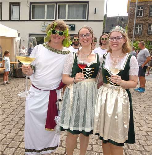 Linus Göbel spielt neben Königin Johanna und Prinzessin Sabrina die Rolle des römischen Weingottes Bacchus.