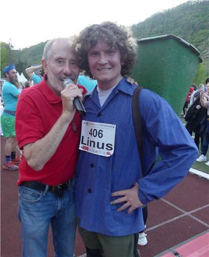 Linus Göbel vom Team Weingut Göbel-Schleyer-Erben (Ernst) lief im kompletten Winzeroutfit nebst Beschoff (Traubenhotte) mit.