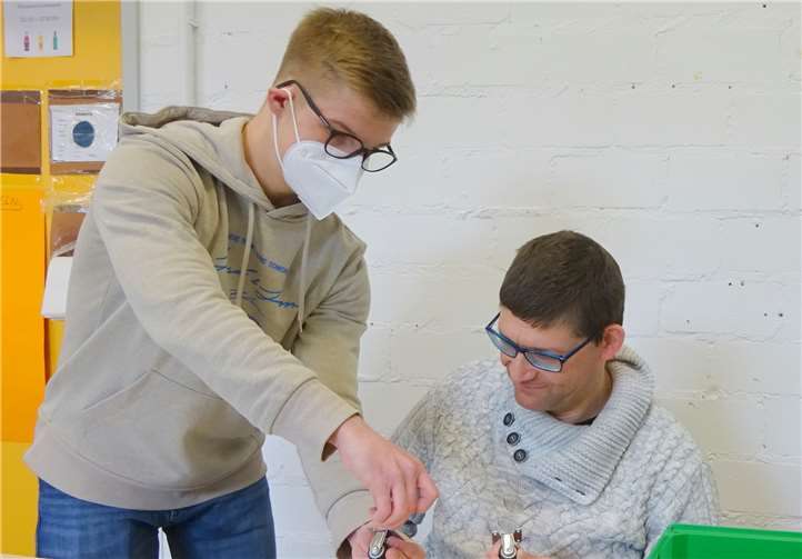 Linus Heuser (links) begleitet die Beschäftigten der Caritas-Werkstätten im Arbeitsalltag. Die Arbeit macht dem 18-jährigen riesigen Spaß: „Es ist abwechslungsreich und es wird einfach nicht langweilig“, sagt er. Fotos: privat
