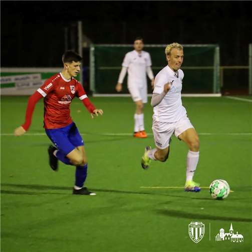 Linus Tücke im Laufduell mit einem Gästespieler.  Foto: Max Jäger