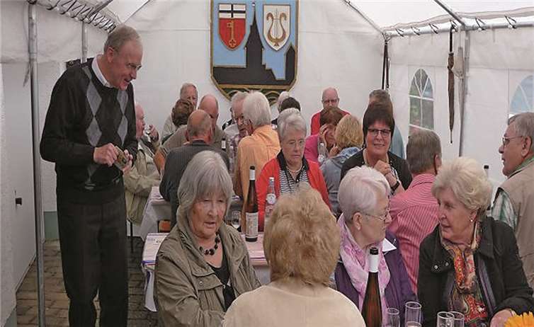 Linz. Die Sängerfamilie des Linzer MGV traf sich mit einigen Freunden im Festzelt von Erich Thür zum Kirmes-Frühschoppen. Bei guter Laune und musikalischen Einlagen sowie den Solokünstlern Dieter Hau und Karl-Heinz Stieldorf (auch „Bailey“ genannt) wurde gestärkt mit Speise und Trank bis zum späten Nachmittag gefeiert.privat