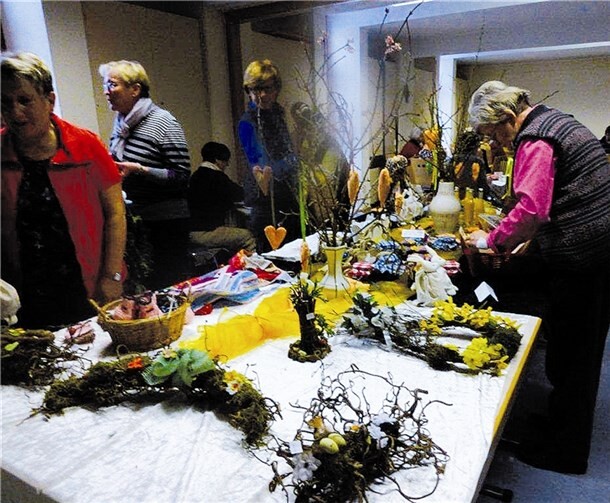 Linz. Die kfd Linz hatte wieder einmal nach der Mittwochmorgenmesse zu einem gemeinsamen Osterfrühstück ins Pfarrheim hinter der Marienkirche in Linz eingeladen. Mitglieder der kfd Linz hatten die Heilige Messe mitgestaltet. Bevor man sich zur gemütlichen Runde an den österlich geschmückten Tischen traf, bestand Gelegenheit zum Besuch des Osterbasars. Hier wurde von den Frauen selbstgebastelte Osterdekoration zum Verkauf angeboten. Der Reinerlös des Basars kommt wieder einem wohltätigen Zweck zugute. privat