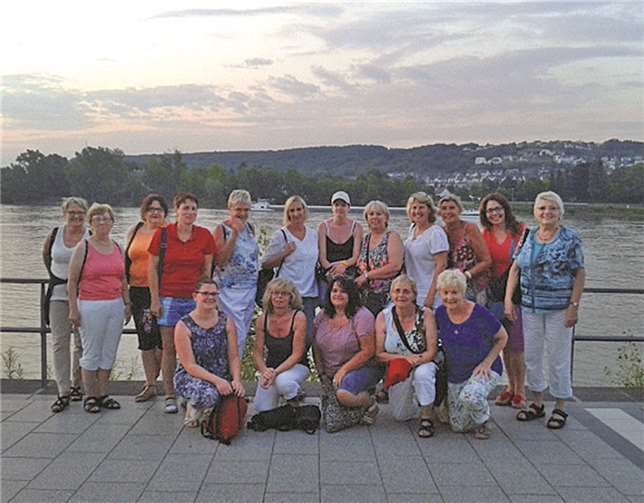 Linz. Kürzlich tourten die „Kathringener Möhnen“ nach Remagen. Los ging es mit einer kleinen Wanderung von Kasbach nach Erpel, um dort mit der Fähre „Nixe“ über den Rhein zu schippern. Nach einer lustigen Einkehr im Brauhaus startete die Stadtrundführung durch Remagen. Der Abschluss fand mit leckeren Tapas beim Spanier statt. Mit dem Segen des Hl. Apollinaris fuhren sie ins schöne“ Kathringe“ zurück. Privat
