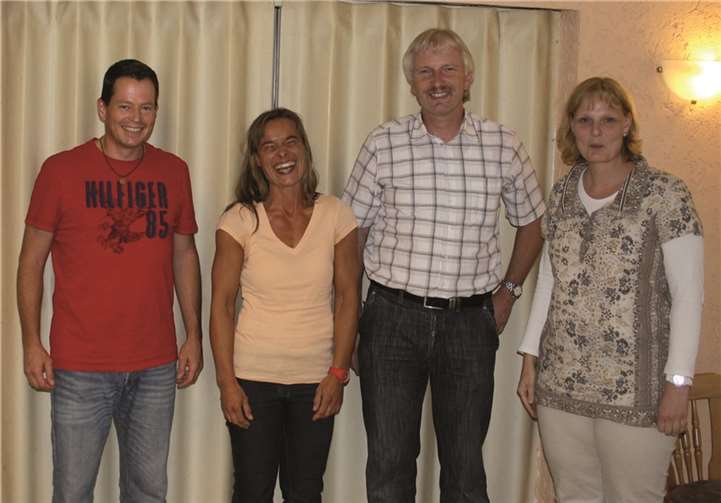 Linz. Nach zweijähriger Amtszeit stellte sich Heiko Grathoff zur Wiederwahl als 2. Vorsitzender des TV Linz. Einstimmig wurde er in seinem Amt bestätigt. Neu ins Amt als Kassiererin wurde einstimmig Daniela Veseli gewählt - als Nachfolgerin von Martina Lockermann. Nun besteht der „erneuerte“ Vorstand des TV Linz mit der 1. Vorsitzenden Anja Borchers, dem 2. Vorsitzenden Heiko Grathoff, dem Geschäftsführer Georg Birkenbach und der Kassiererin Daniela Veseli.privat