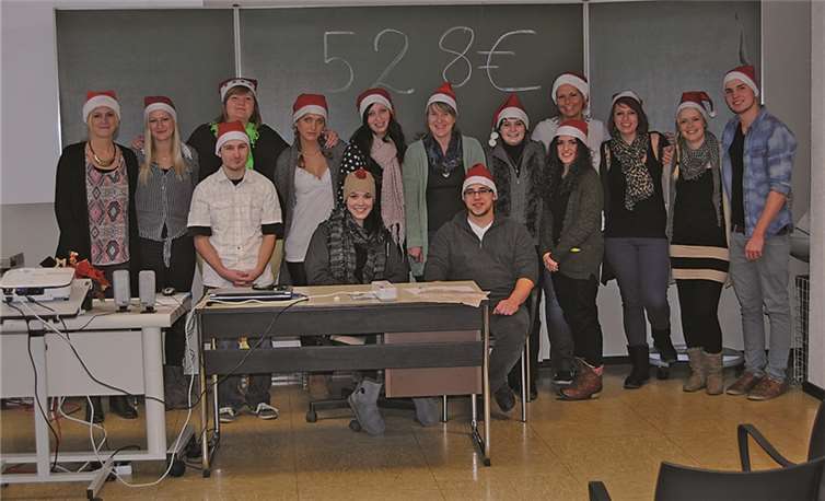 Linz. Plätzchenbacken bis tief in die Nacht zur Unterstützung der Opfer war für die Schüler der Pflegeschule Linz angesagt. 15 engagierte Schüler des Mittelkurses füllten 35 Dosen mit leckersten Sorten. Der Verkauf fand im Franziskus Krankenhaus Linz statt. Die Schüler brachten die Plätzchen auch für die Patienten und das Pflegepersonal auf die Stationen. Der Erlös von 528 Euro wird an die Spendenaktion „Deutschland hilft“ überwiesen.privat