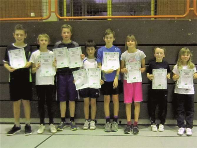 Linz. Von den 14 neuen Kreismeistern im Waldlauf zeigen hier stolz ihre Urkunden (v.l.): Nikolas Boden, Ben Mönch, Michael Vial, Diego Hartmann-Gonzales, Eric Paffhausen, Nele Mönnig, Simon Drews, Lisa-Marie Hamacher. Es fehlen auf dem Foto: Jonas Baumann, Jonas Brüning, Markus Paffhausen und Kerstin Haase sowie in der Mannschaft Jana Lang und Lea Mönch.privat