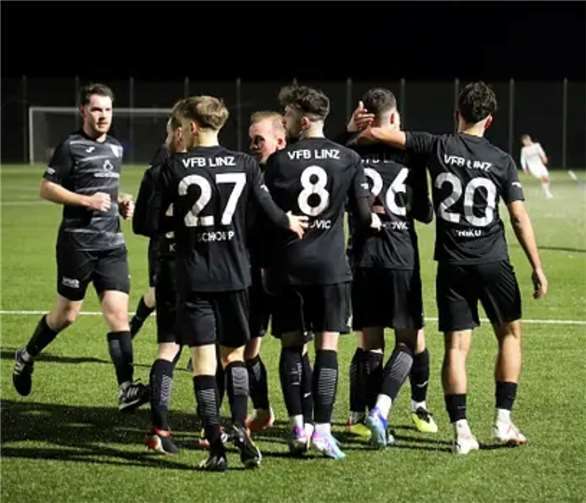 Linzer Elf freut sich über die 1:0-Führung. Fotos: Max Jäger