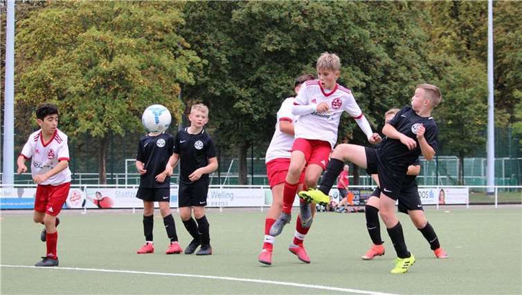 Lion Debus (2.v.r.) drückte den Ball nach einem Eckball vorentscheidend über die Torlinie. Foto: Martin Brand