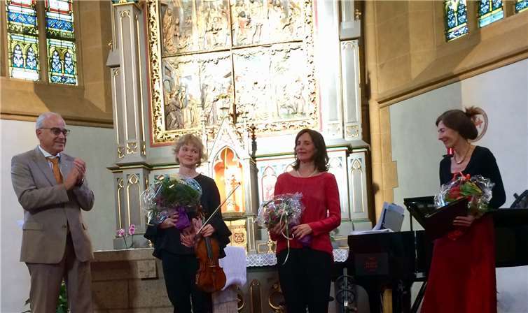 Lions Club Präsident Jürgen Scholz dankte dem Trio Chiminade. privat