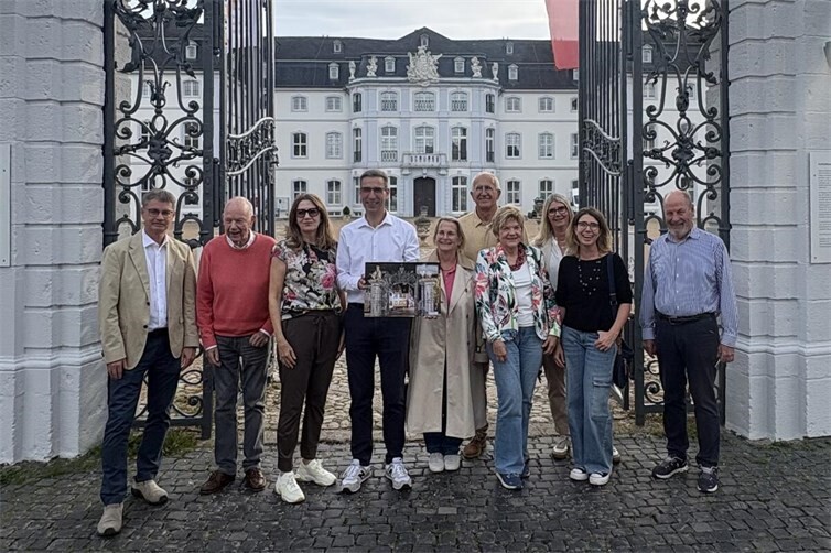 Lions-Kalenderteam (von links): Jürgen Ulrich, Wolfgang Sulzbacher, Claudia Neudecker, Dr. Stefan Jessen, Karen Weissheimer, Helmut Weissheimer, Gabi Hafner, Silke Häring, Dr. Katherina Jessen, Ingo Hafner