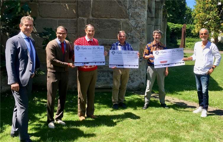Lions-Präsident Jürgen Kuhn (rechts) und Mitglied Michael Fröhlich (links) übergaben die Schecks zusammen mit Willi und Ernst an Peter Bäsch von der Koblenzer Tafel und Ulrich Britten vom Projekt Mampf. Foto: privat