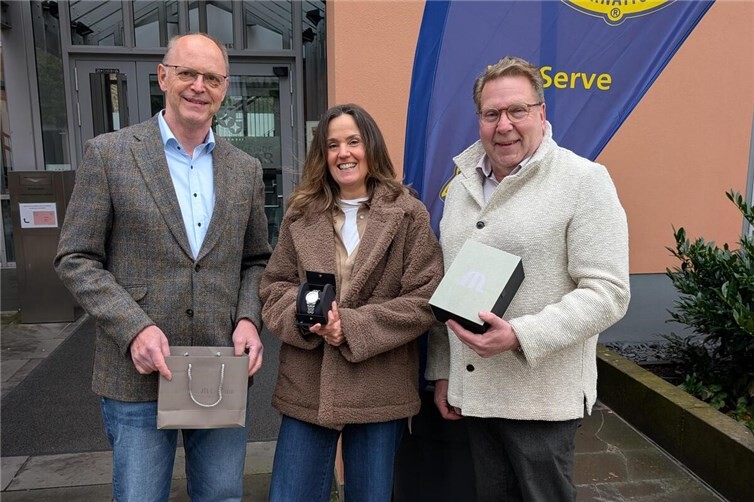 Lions Präsidenten überreichen Uhr an Gewinnerin. V.l. Jürgen Witt (Präsident Lions Vallendar), Heike Jansen (Gewinnerin). Oliver Haag (Past Präsident Lions).