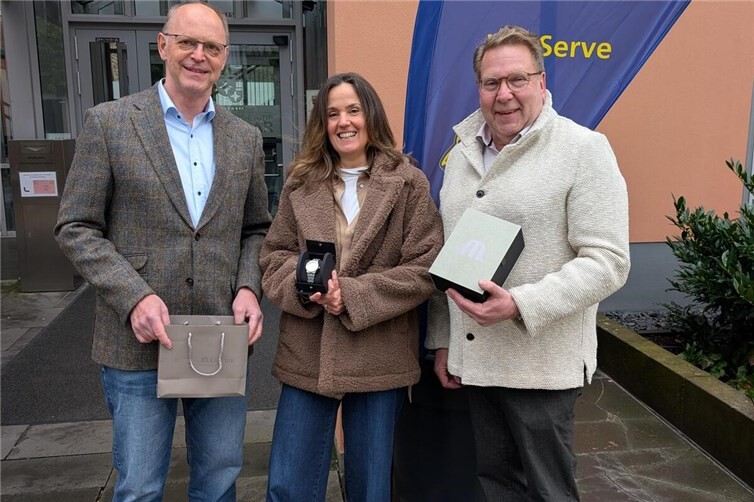 Lions Präsidenten überreichen Uhr an Gewinnerin.v.l.n.r.: Jürgen Witt (Präsident Lions Vallendar), Heike Jansen (Gewinnerin). Oliver Haag (Past Präsident Lions) 