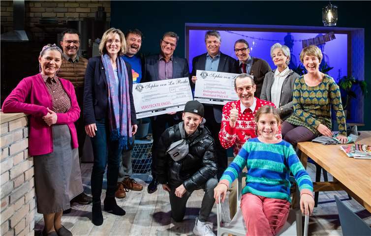 Lions-Präsidentin Claudia Spanier-Dönges (3. von links) sowie Willi und Ernst mit ihrem Ensemble übergaben zwei Schecks mit dem Erlös der Generalprobe an Günter Pauli (5. von links) von den Versteckten Engeln und Prof. Dr. Richard Werkmeister (6. von links) von der Krebsgesellschaft Rheinland-Pfalz. Kai Müller/Lions Club