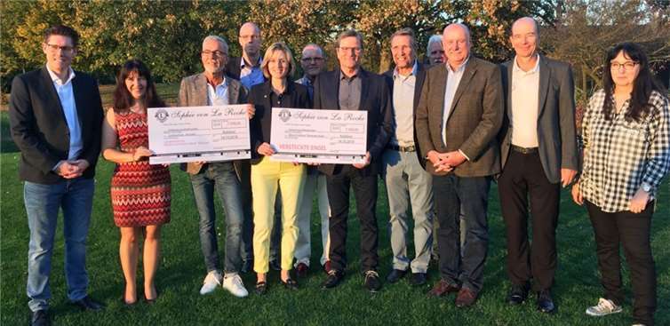 Lions-Präsidentin Claudia Spanier-Dönges (5. v.l.) übergab im Namen des Clubs Schecks über jeweils 7.500 Euro an Vertreter der Landesschule für Blinde und Sehbehinderte in Neuwied und der „Versteckten Engel“ in Koblenz. Ebenfalls mit dabei ist der Vorstand des Golf-Clubs Rhein-Wied. Foto: Privat