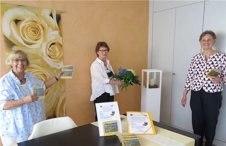 LionsClub-Präsidentin Dr. Angelika Wurm (re) stellt zusammen mit Dr. Gudrun Mieth-Leichsenring (li) Bürgermeisterin Renate Offergeld die Benefiz-CD vor.Foto: Gemeinde Wachtberg/mf