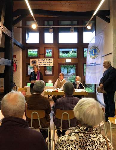 LionsClub-Vorsitzende Katharina Bleutge (l.) begrüßt die Gäste und das Autorenpaar Udo Weinbörner und Anne Labus.  Foto: Lions Club