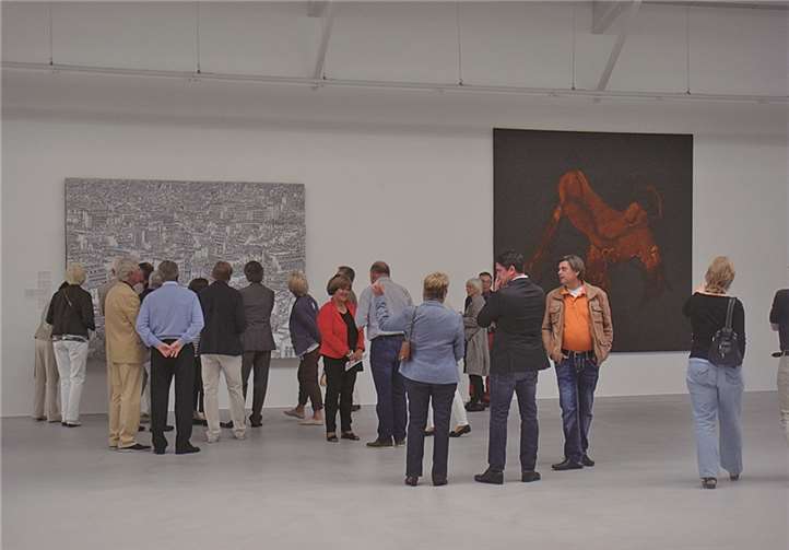 Lionspräsident Dr. Christoph Werner dankt Sammler Dr. Axel Ciesielski, rechts Dr. Christian Ciesielski.