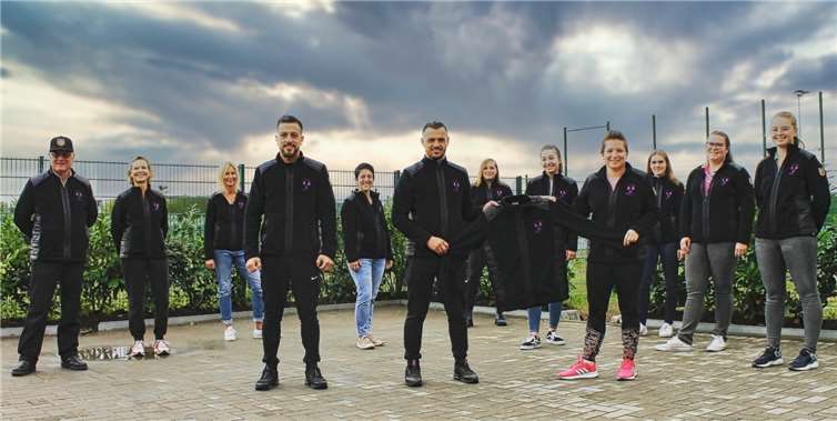 Liridon und Halim Zeneli übergaben die neuen Fleecejacken an die Übungsleiter*innen. Foto: privat