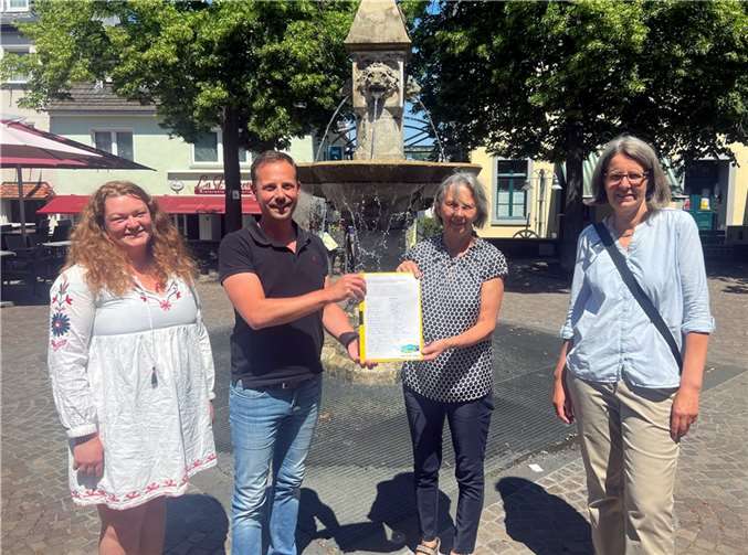 Lisa Althoff (Stadt- und Citymarketing), Bürgermeister Björn Ingendahl, Walburga Greiner und Silke Olesen (Sprecherinnen Weltladen Remagen-Sinzig) bei der Übergabe der Unterschriftenliste gegen Kinderarbeit. Foto: privat