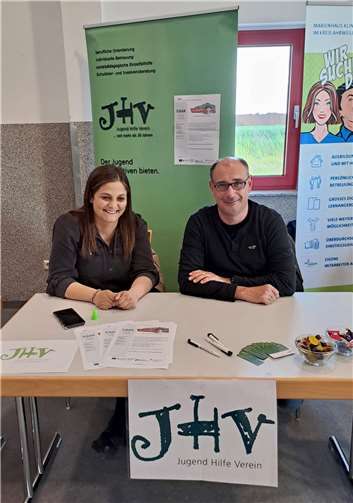Lisa Bläser und Geschäftsführer Stephan Schmidt informierten bei Berufsorientierungsabend über das Beratungs- und Unterstützungsangebot des JHV während der Ausbildung.  Foto: JHV