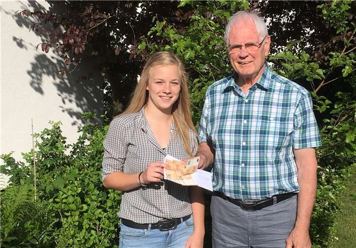 Lisa Brühl übergab Heinz-Peter Rüffin die Spende. privat