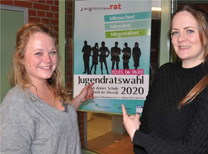 Lisa Büscher (links) von der RheinFlanke und Jennifer Berger (rechts) vom Mosaik-Kulturhaus rufen zur Kandidatur für die Jugendratswahl auf. Foto: Stadt Meckenheim