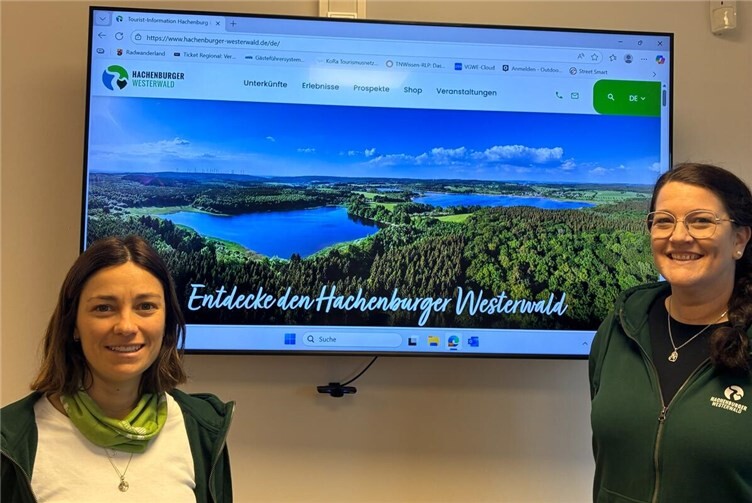 Lisa Effert (Leiterin der Tourist-Information) und Christina Seiler präsentieren voller Freude die neue Homepage.Foto: Tourist-Information Hachenburger Westerwald