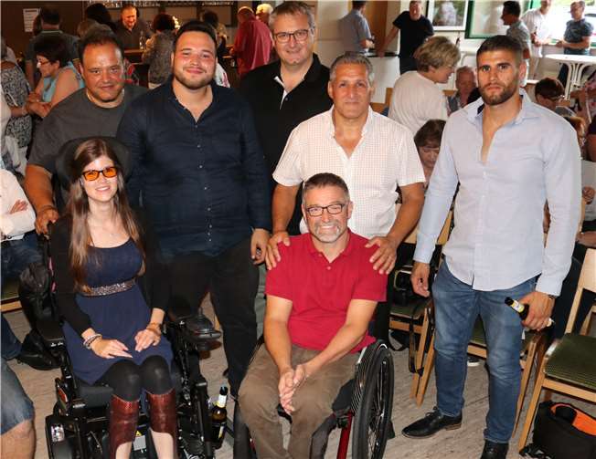 Lisa Faßbender (v.l.), Jörg Holzem vom Arfter Heimatverein (v.r.) und die berühmte Musiker-Familie Reinhardt (2. Reihe v.l. Sascha, Jermaine, Django und Marlon) freuten sich gleichermaßen über die gelungene Aktion. Foto: SOT